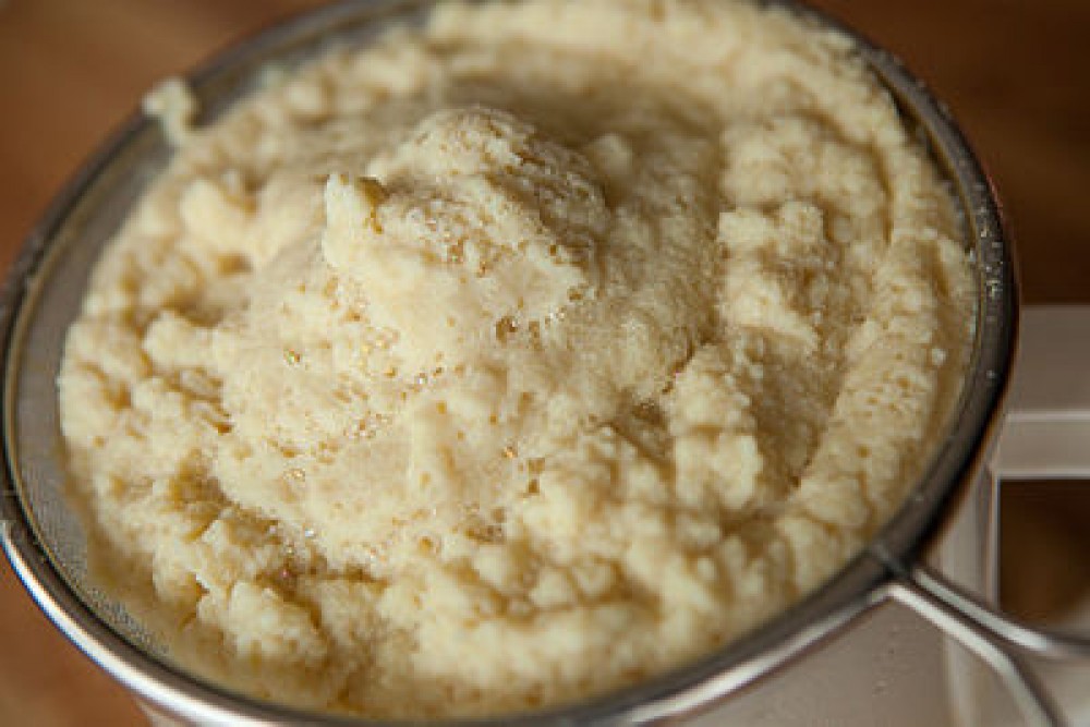 Wikipediaより - 大人気のオカラ。大豆から豆腐をつくる過程でできる、豆乳の搾りカスです。 -  - 